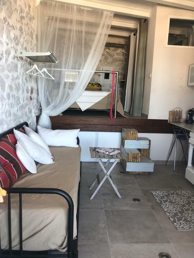Le Cabanon Bleu Sur La Plage Marseille Exterior photo